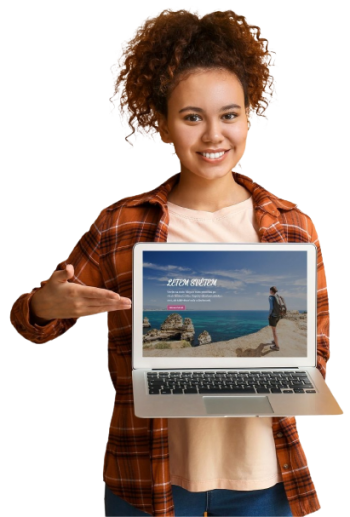 Žena ukazující na notebook s webem vytvořeným ve WebSite